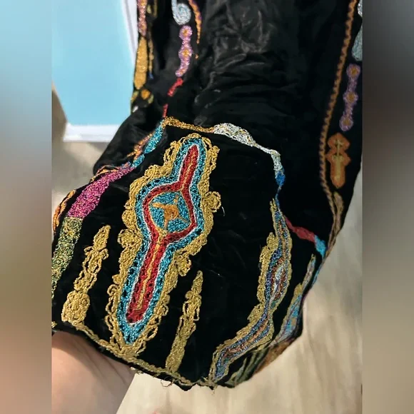 Vintage Velvet Traditional Palestinian Thobe - Picture 7 of 11